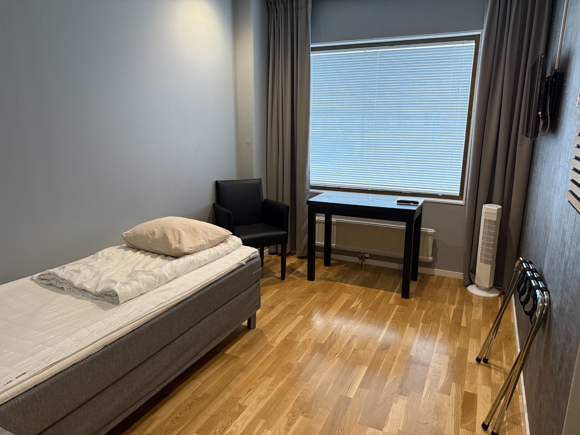 Single room at Snoozemore Hostel Gothenburg, private room with desk and window